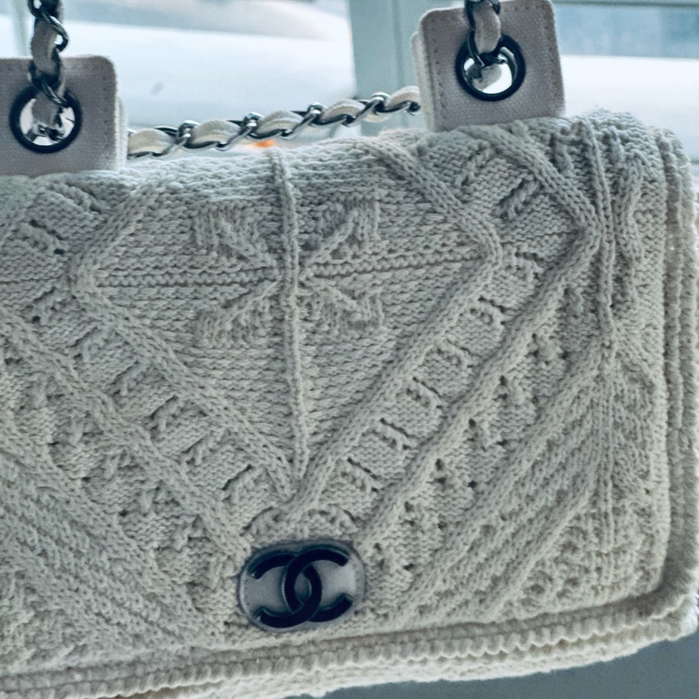 🥳IVORY CROCHET KNIT WITH SILVER-TONE METAL FLAP HAND BAG.